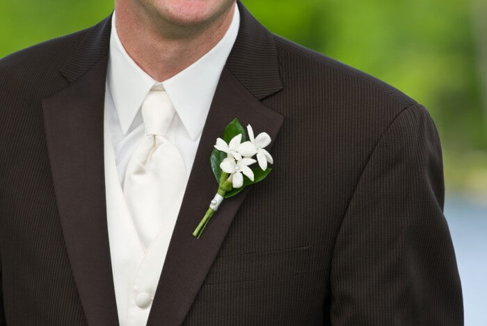 Hochzeitsanzug mit Anstecker