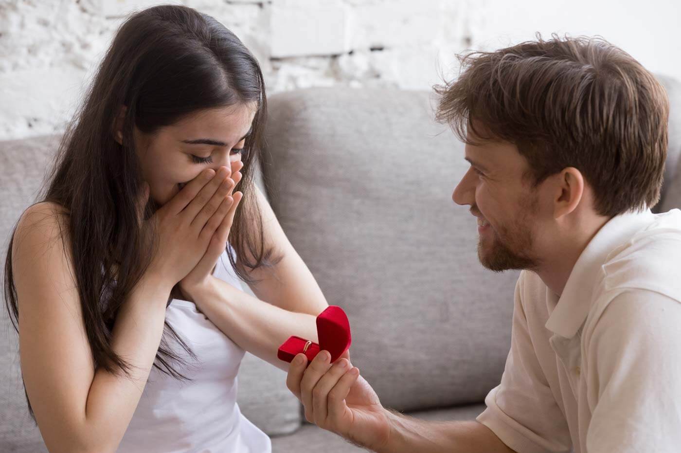 Wo trägt man den Verlobungsring? Welche Hand ist die Richtige?